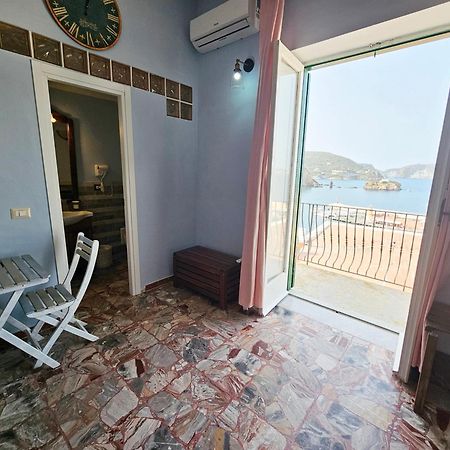 Maridea - Camere Con Vista Al Porto Ponza Bagian luar foto