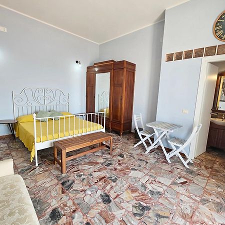 Maridea - Camere Con Vista Al Porto Ponza Bagian luar foto