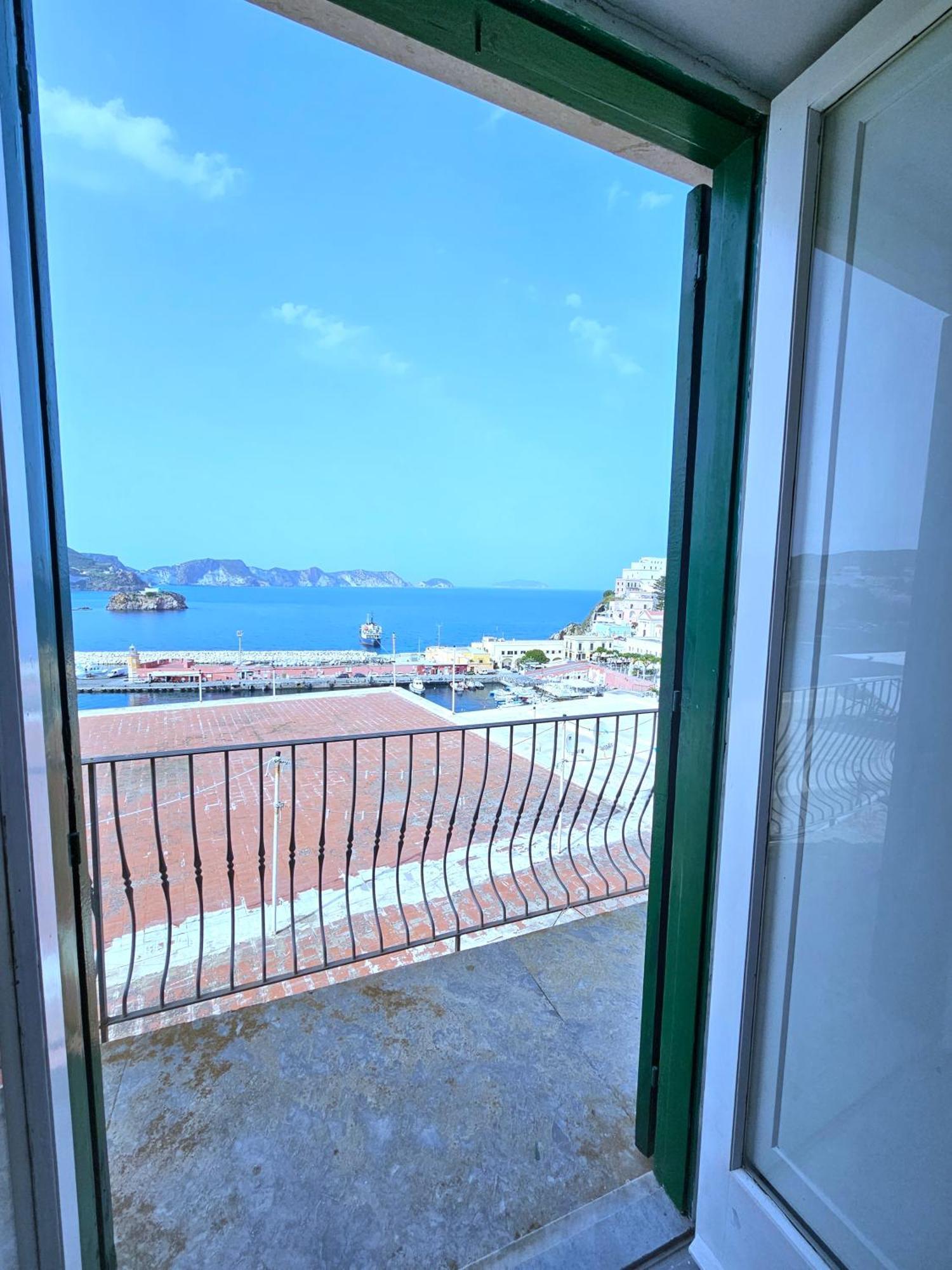 Maridea - Camere Con Vista Al Porto Ponza Bagian luar foto