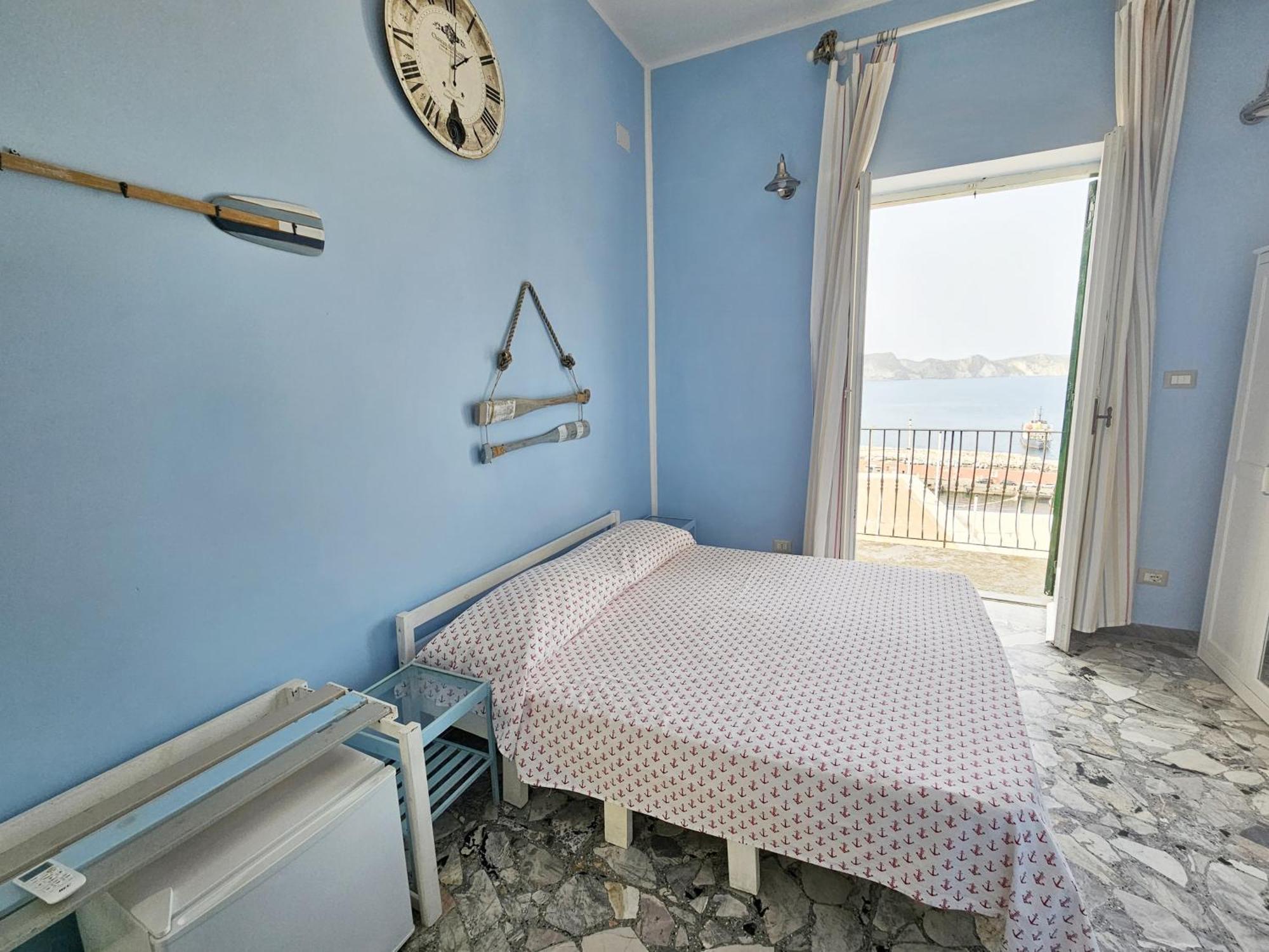 Maridea - Camere Con Vista Al Porto Ponza Bagian luar foto